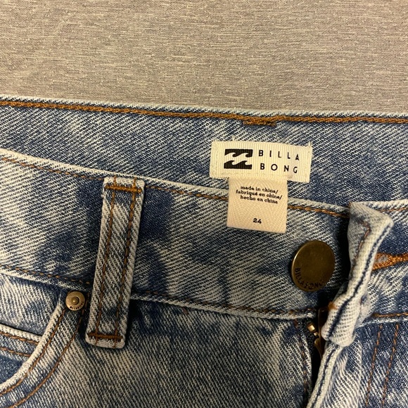 Billabong Shorts - Picture 2 of 3